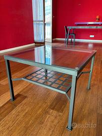 Tavolino da salotto in vetro con profili neri