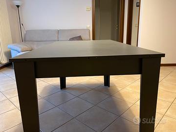 Tavolo da soggiorno con sedie