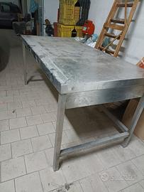 tavolo in acciaio 