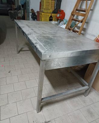 tavolo in acciaio 