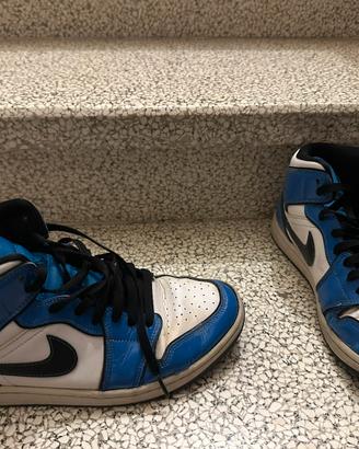 Nike Air Jordan 1 mid blu in pelle lucida