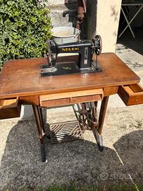 Macchina da cucire antica Necchi