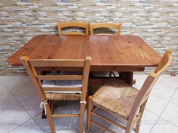Tavolo e sedie in legno