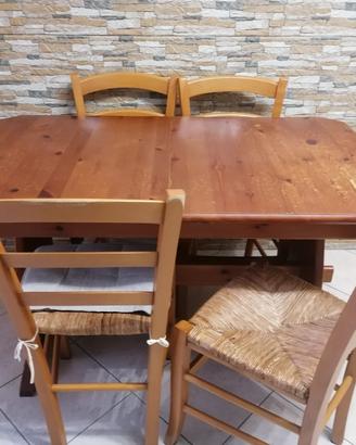 Tavolo e sedie in legno