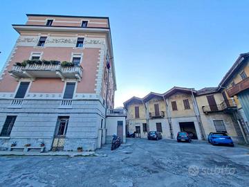Palazzo / Stabile di 900 m² con più di 5 locali a 