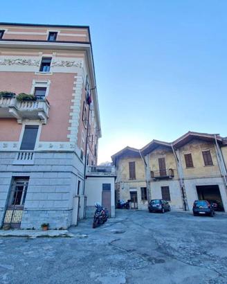 Palazzo / Stabile di 900 m² con più di 5 locali a 