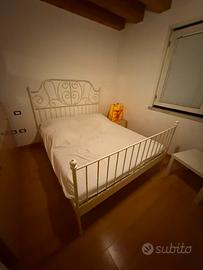Letto matrimoniale in ferro battuto con materasso