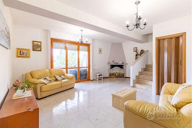 Quadrivano con cortile e posto auto