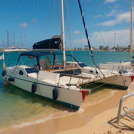 Catamarano nuovo da ultimare