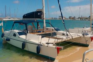 Catamarano nuovo da ultimare