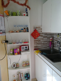 Dispensa in legno bianca