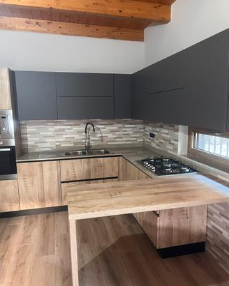 Cucina moderna effetto legno