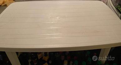 Tavolo da  giardino piu sedie