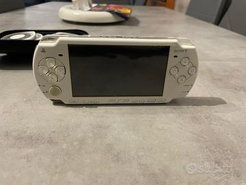 Sony PSP 2000 bianco + Giochi UMD