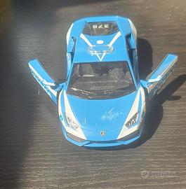 macchinina giocattolo della polizia