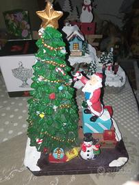 Babbo Natale che decora Albero Natale led