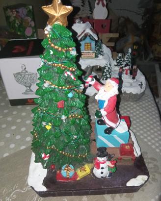 Babbo Natale che decora Albero Natale led
