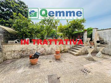 APPARTAMENTO CON CORTILE PRIVATO E GIARDINO