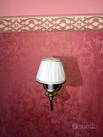 Applique classica in ottone con paralume bianco