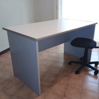 Scivania con sedia e Libreria