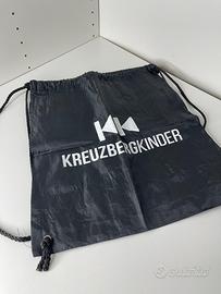 Sacca zaino nera leggera con logo bianco stile urb