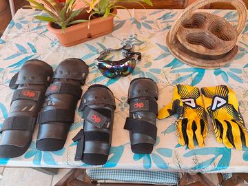 Ginocchiere, gomitiere, guanti e occhiali da cross