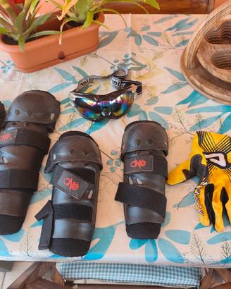 Ginocchiere, gomitiere, guanti e occhiali da cross