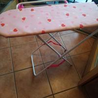 Tavola da stiro per bambina con mollette