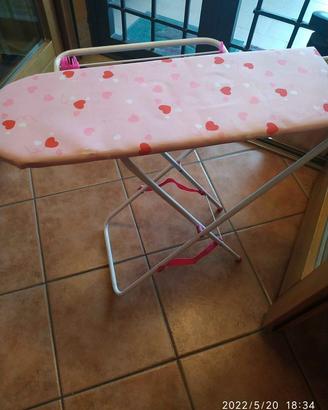 Tavola da stiro per bambina con mollette
