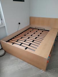 Letto in legno con libreria