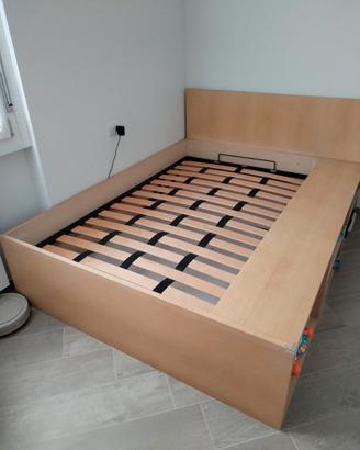 Letto in legno con libreria