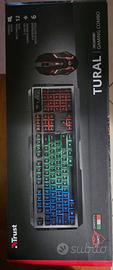 Tastiera da gaming con mouse e tappetino rgb