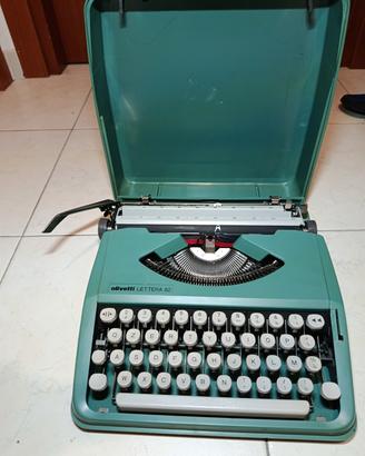 macchina da scrivere Olivetti lettera 82