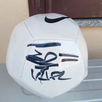 pallone firmato da Geolier al vulcano buono di Nol