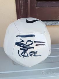 pallone firmato da Geolier al vulcano buono di Nol