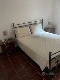 Grande letto in metallo verde