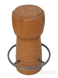 Sgabello in sughero a forma di tappo di spumante