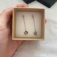 Orecchini pendenti fiorellino mai usati