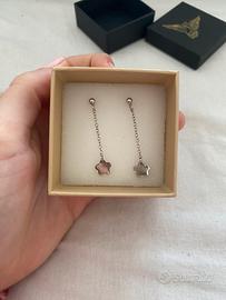 Orecchini pendenti fiorellino mai usati