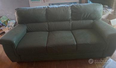  divano tre posti in pelle verde € 300