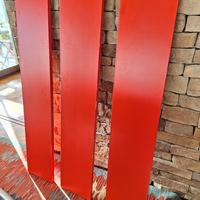 mensole in legno rosse con sistema binario 