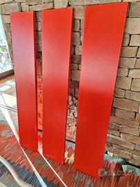 mensole in legno rosse con sistema binario 