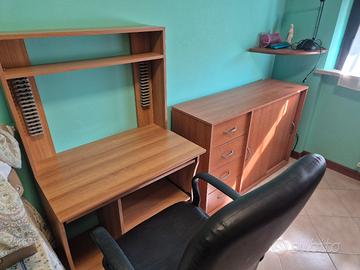 scrivania pc sedia e mobile 