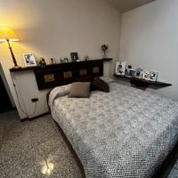 Camera matrimoniale con mensole comodino