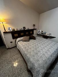 Camera matrimoniale con mensole comodino