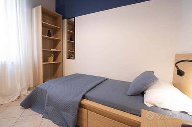 Stanza in appartamento di 140 m² a Pavia