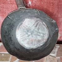 Antico mestolo in ferro battuto con stella marina