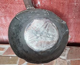 Antico mestolo in ferro battuto con stella marina