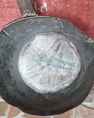 Antico mestolo in ferro battuto con stella marina