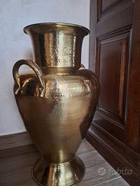 Anfora decorativa in ottone lucido. Alta cm 60